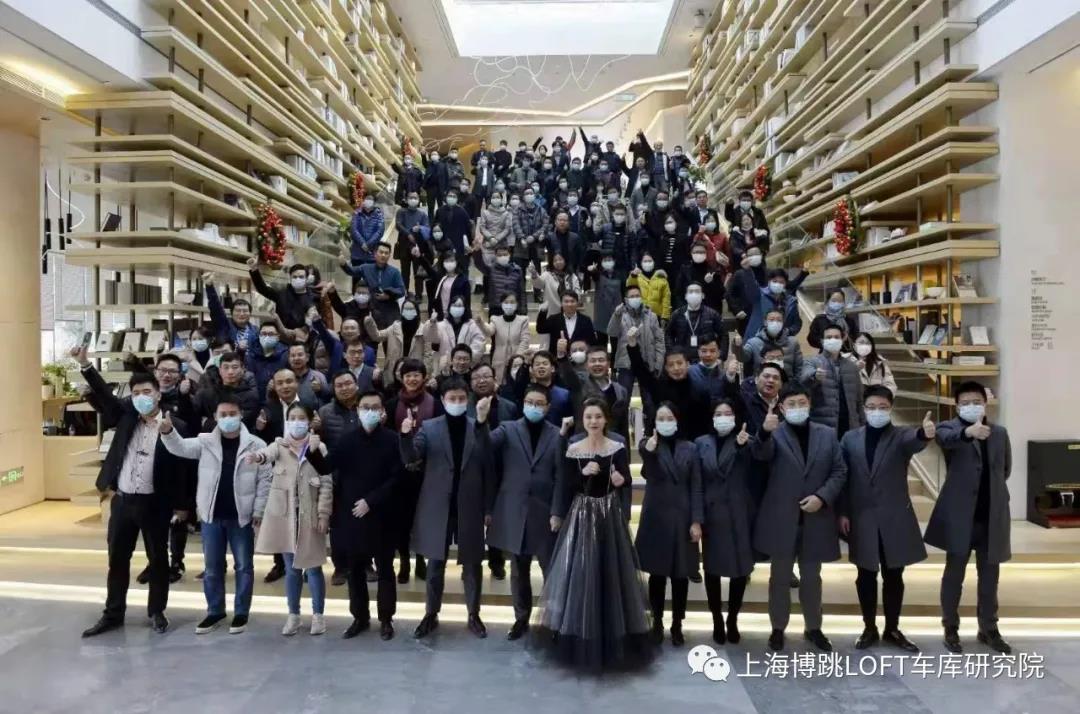 伊犁全国一百多人在华侨城汉口道6号参观研讨LOFT专利车库技术！